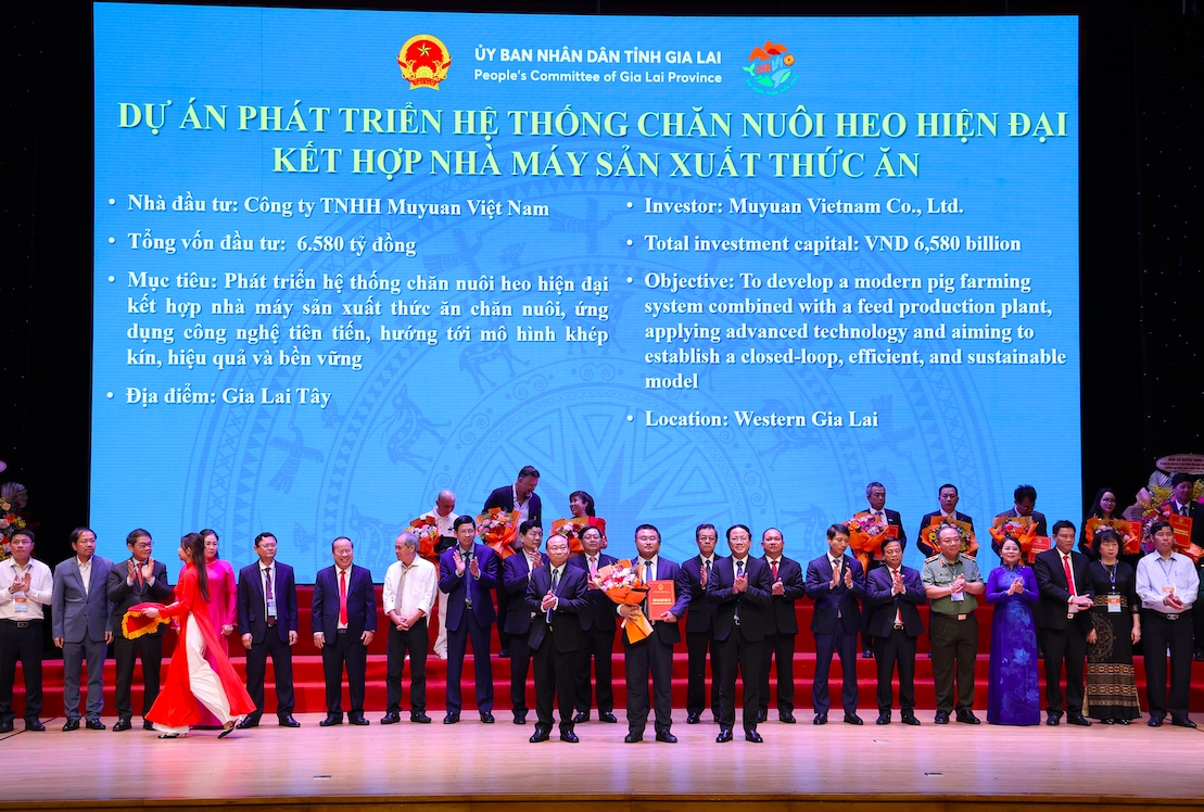 Lãnh đạo UBND tỉnh Gia Lai trao chứng nhận hợp tác cho các nhà đầu tư