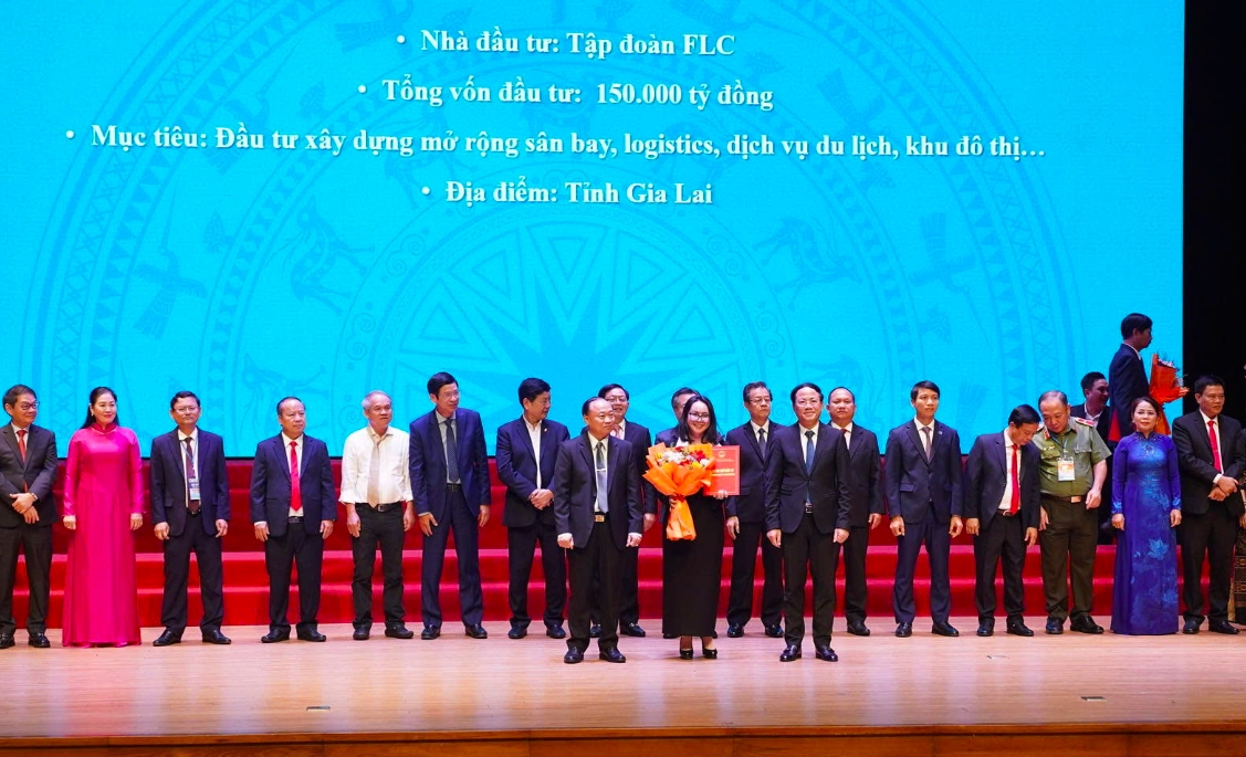 Bà Bùi Hải Huyền, Phó Tổng giám đốc thường trực Tập đoàn FLC nhận Biên bản ghi nhớ hợp tác đầu tư với tỉnh Gia Lai cho dự án xây dựng mở rộng sân bay, logistics, dịch vụ du lịch, khu đô thị với tổng vốn đầu tư 150.000 tỷ đồng