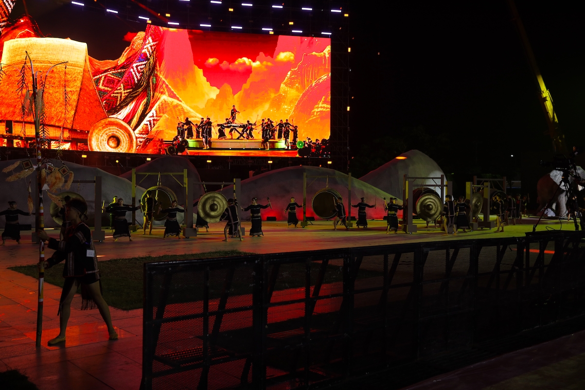 Thực cảnh nghệ thuật đặc sắc Đại ngàn chạm biển xanh trong đêm khai mạc