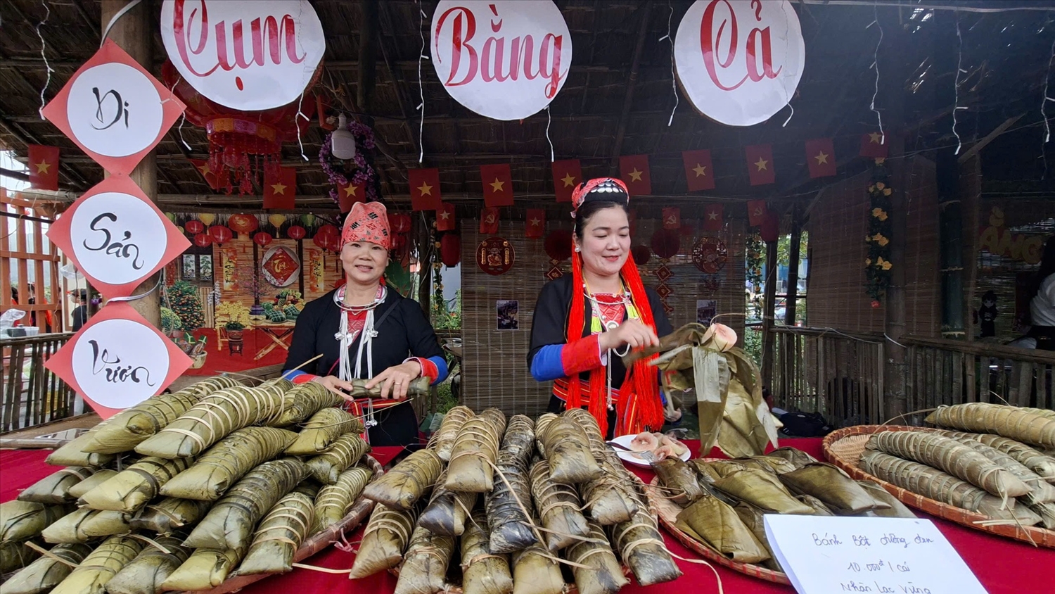 Khu gian hàng OCOP và đặc sản địa phương thu hút du khách