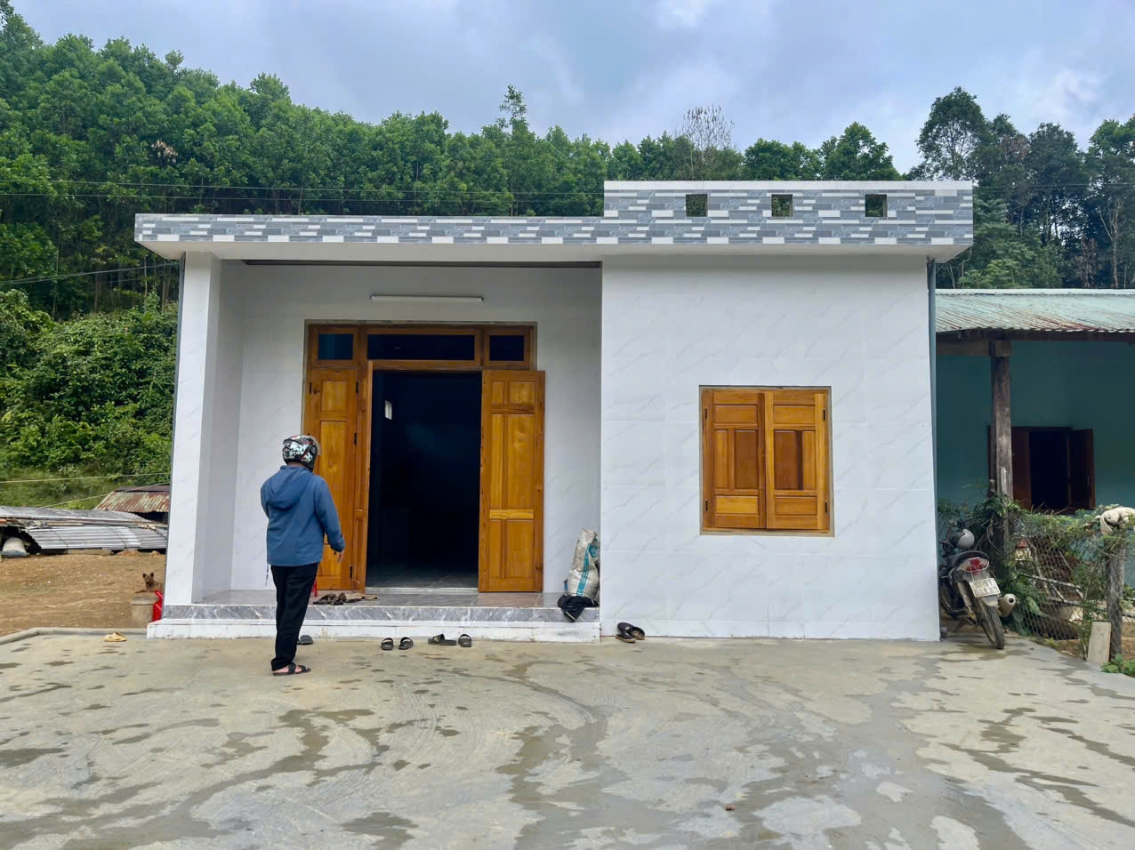 Đời sống của đồng bào Xơ Đăng ở Trà Tân hồi sinh mạnh mẽ sau những ngày mưa bão. (Ảnh Huy Trường)