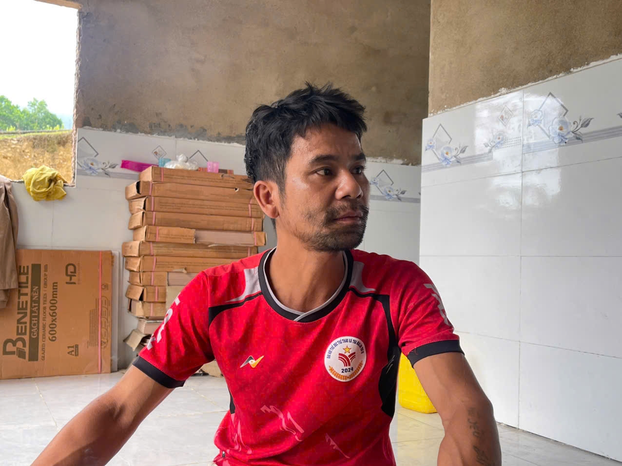 Anh Hồ Văn Tạo chia sẻ niềm vui khi ngôi nhà mới sắp hoàn thiện. (Ảnh Huy Trường)