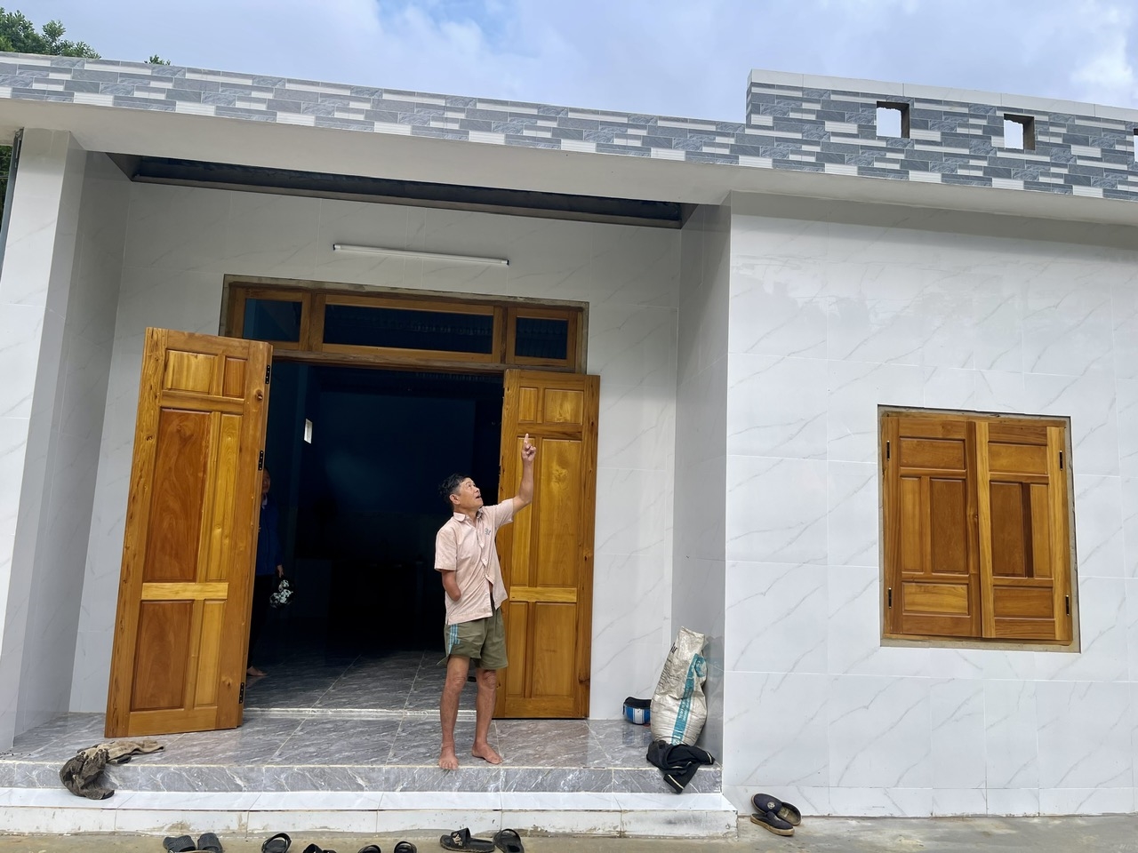 Sau thiên tai, hàng chục hộ đồng bào Xơ Đăng ở Trà Tân được hỗ trợ xây dựng nhà ở. (Ảnh Huy Trường)