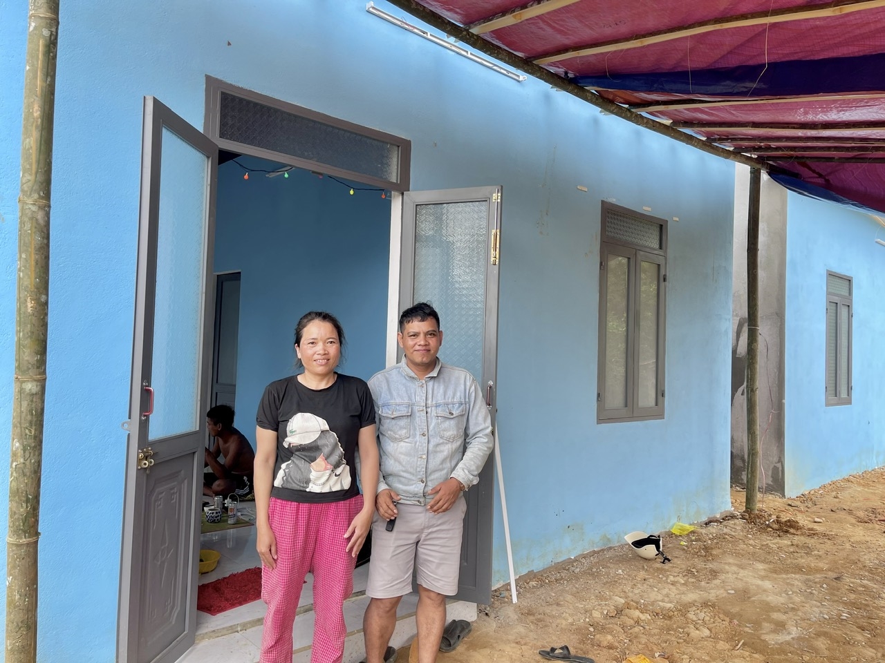 Anh A Lăng Hiếu và vợ hạnh phúc vì có nhà mới sau thiên tai. (Ảnh Huy Trường)