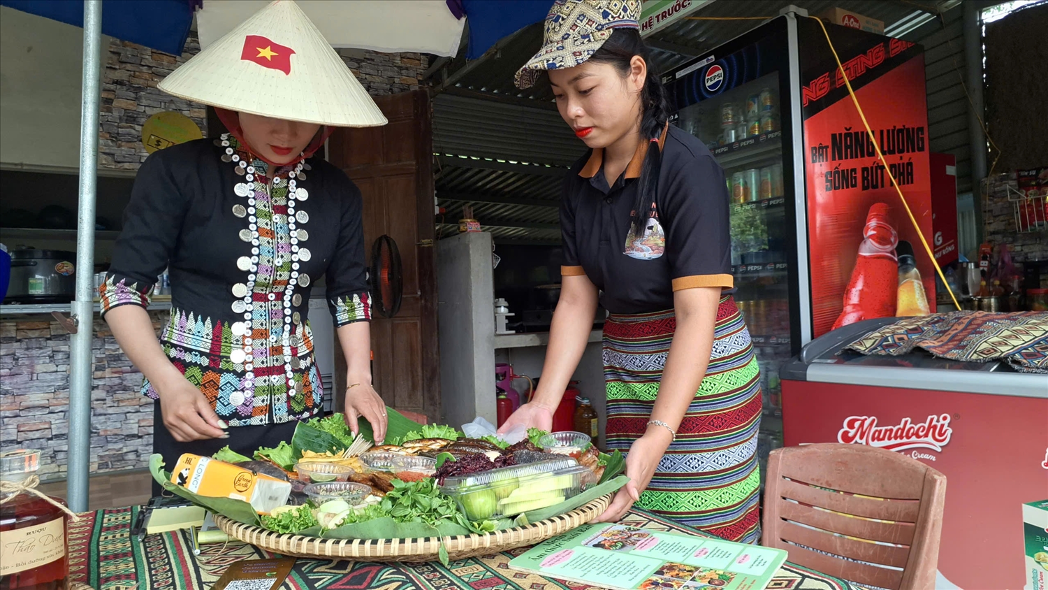 Qua các trang mạng xã hội, văn hóa truyền thống của đồng bào Bru Vân Kiều và những điểm đặc biệt trong ấm thực ở điểm du lịch Suối Bản được quảng bá rộng rãi (Ảnh: Phạm Tiến)