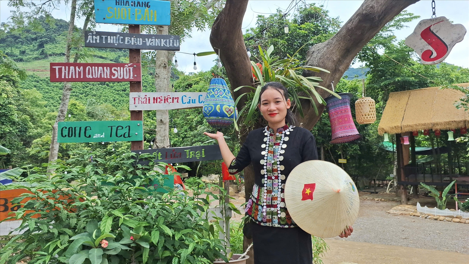 Đây là cách mà chị Hộ Thị Đoan, người dân tộc Bru Vân Kiều giới thiệu về điểm du lịch Suối Bản (Ảnh: Phạm Tiến)