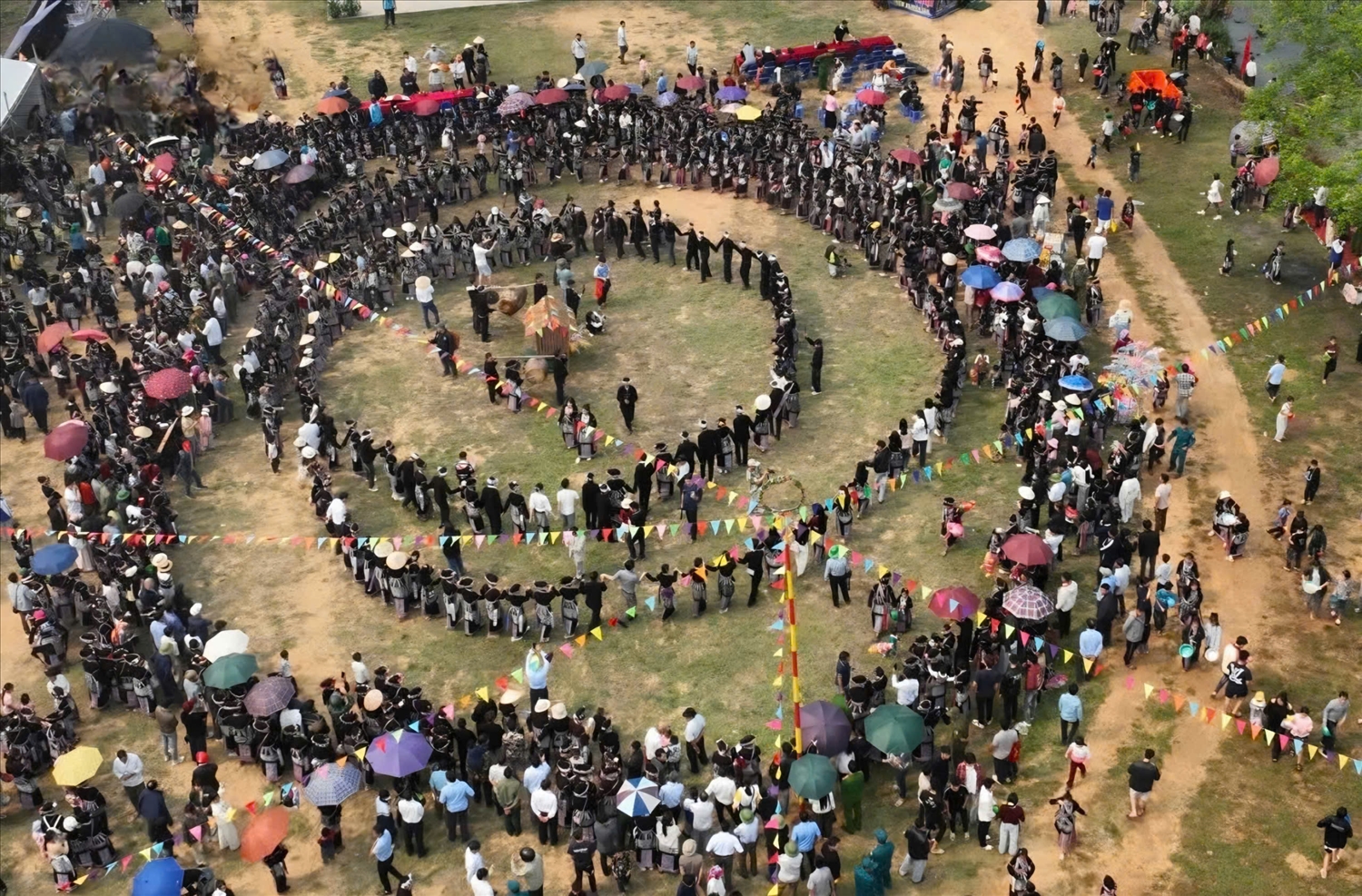 Vòng xòe đoàn kết trong lễ hội Bun Vốc Nặm. Ảnh: Khắc Kiên VOV