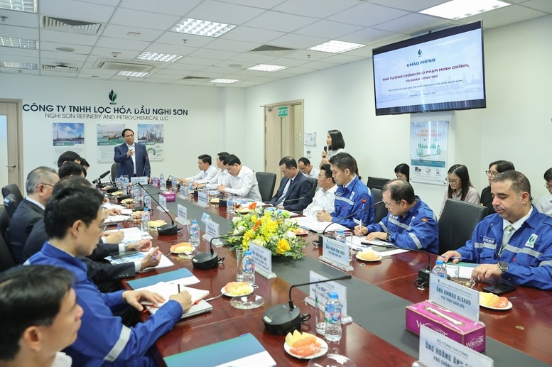 Thủ tướng cũng đề nghị trong bối cảnh hiện nay, Nhà máy tạm thời hạn chế sản xuất các sản phẩm hóa dầu khác mà tập trung sản xuất các sản phẩm xăng dầu, nhất là xăng cho máy bay - Ảnh: VGP/Nhật Bắc