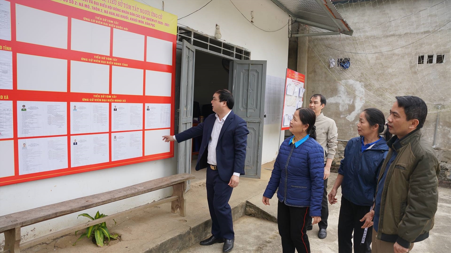 Chủ tịch UBND xã Chợ Rã Triệu Anh Chư kiểm tra khu vực bỏ phiếu bầu đại biểu Quốc hội khóa XVI và đại biểu HĐND các cấp nhiệm kỳ 2026 – 2031 tại thôn 2 ngày 7/3/2026 - Nguồn ảnh: chora.thainguyen.gov.vn