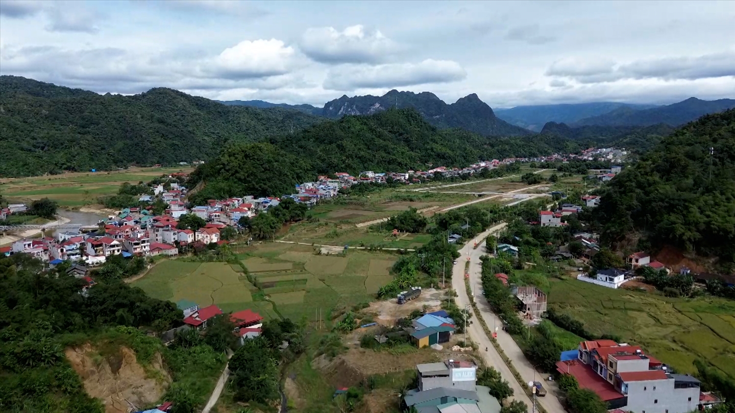 Khi đội ngũ cán bộ được chuẩn bị bài bản, liên tục và có chiến lược, những vùng đất khó sẽ không chỉ thoát nghèo, mà sẽ tự mình vươn lên phát triển bền vững. (Trong ảnh: Một góc xã Chợ Rã, tỉnh Thái Nguyên) - Nguồn ảnh: chora.thainguyen.gov.vn