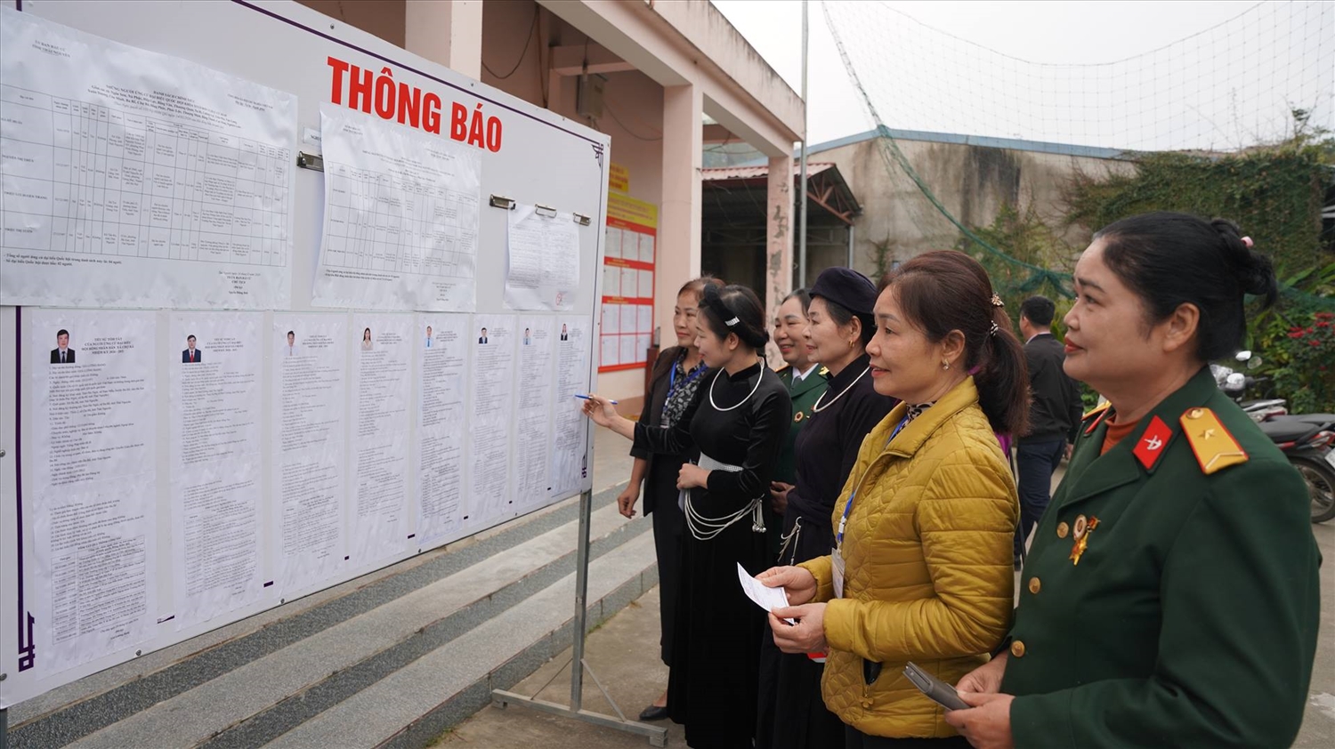 Với đội ngũ cán bộ đủ năng lực, đủ uy tín và gắn bó với cơ sở, niềm tin của nhân dân đối với Đảng, Nhà nước được củng cố. (Trong ảnh: Đồng bào các dân tộc xã Chợ Rã, tỉnh Thái Nguyên tham gia bầu cử đại biểu Quốc hội khóa XVI và đại biểu HĐND các cấp nhiệm kỳ 2026 – 2031) - Nguồn ảnh: chora.thainguyen.gov.vn