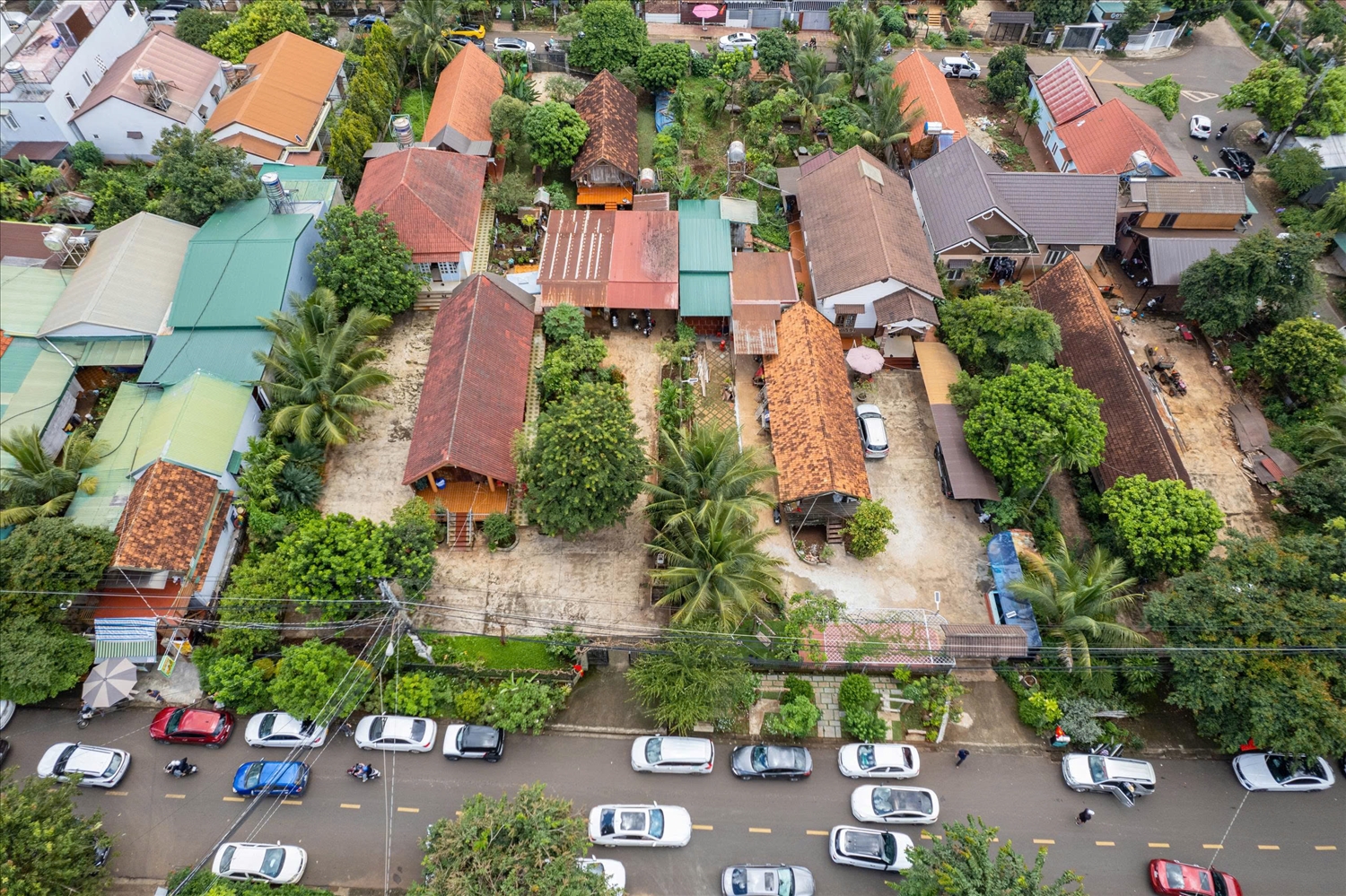 Những ngôi nhà dài truyền thống dưới tấn cây xanh ở buôn Ako Dhông tạo không gian yên bình giữa phố thị