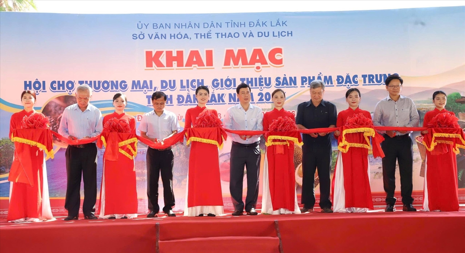 Các đại biểu cắt băng khai mạc hội chợ