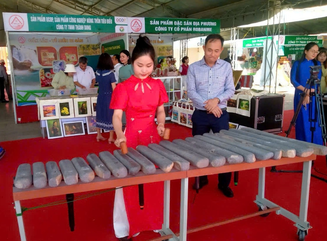 Người dân và du khách trải nghiệm đàn đá