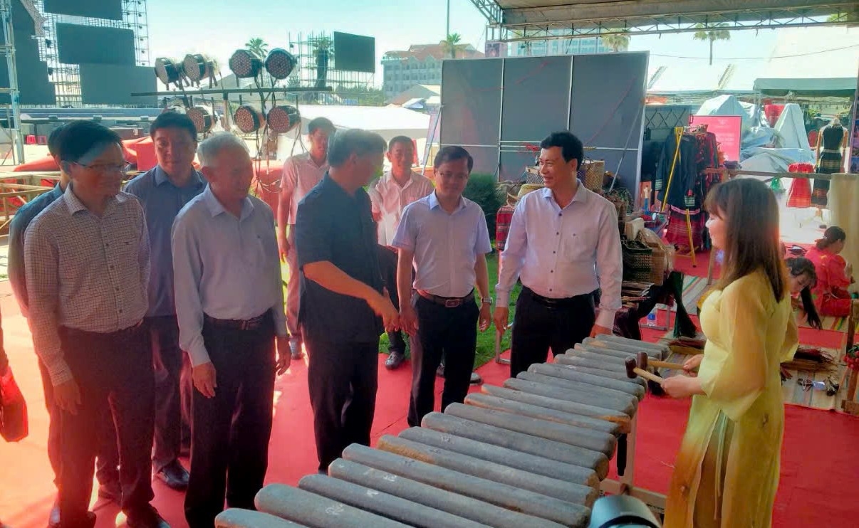 Du khách tìm hiểu về đàn đá