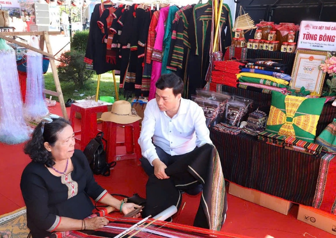 Nghệ nhân trình diễn nghề dệt thổ cẩm của người Ê Đê