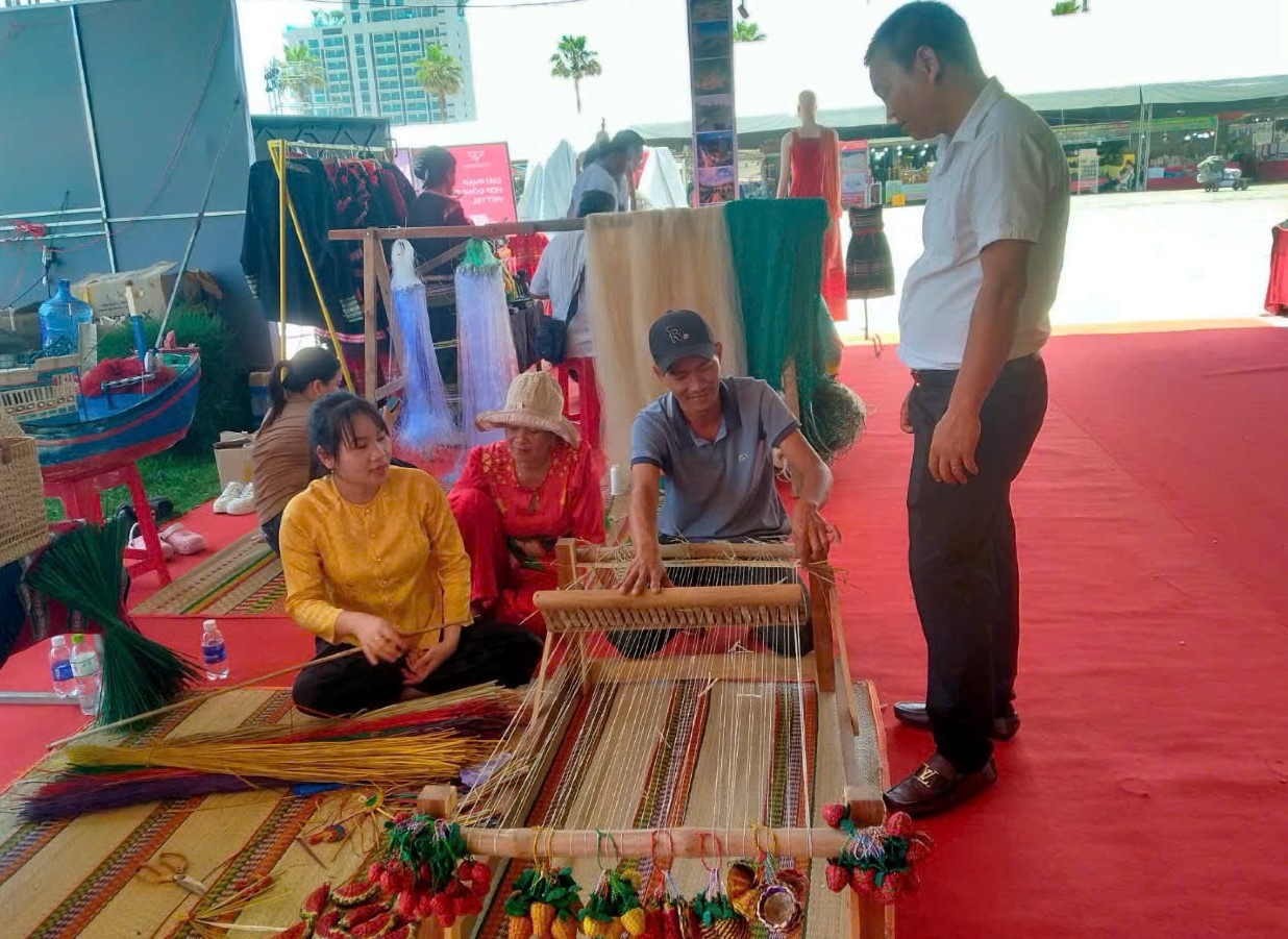 Các hộ gia đình làm nghệ dệt chiếu cói trực tiếp giới thiệu tại hội chợ