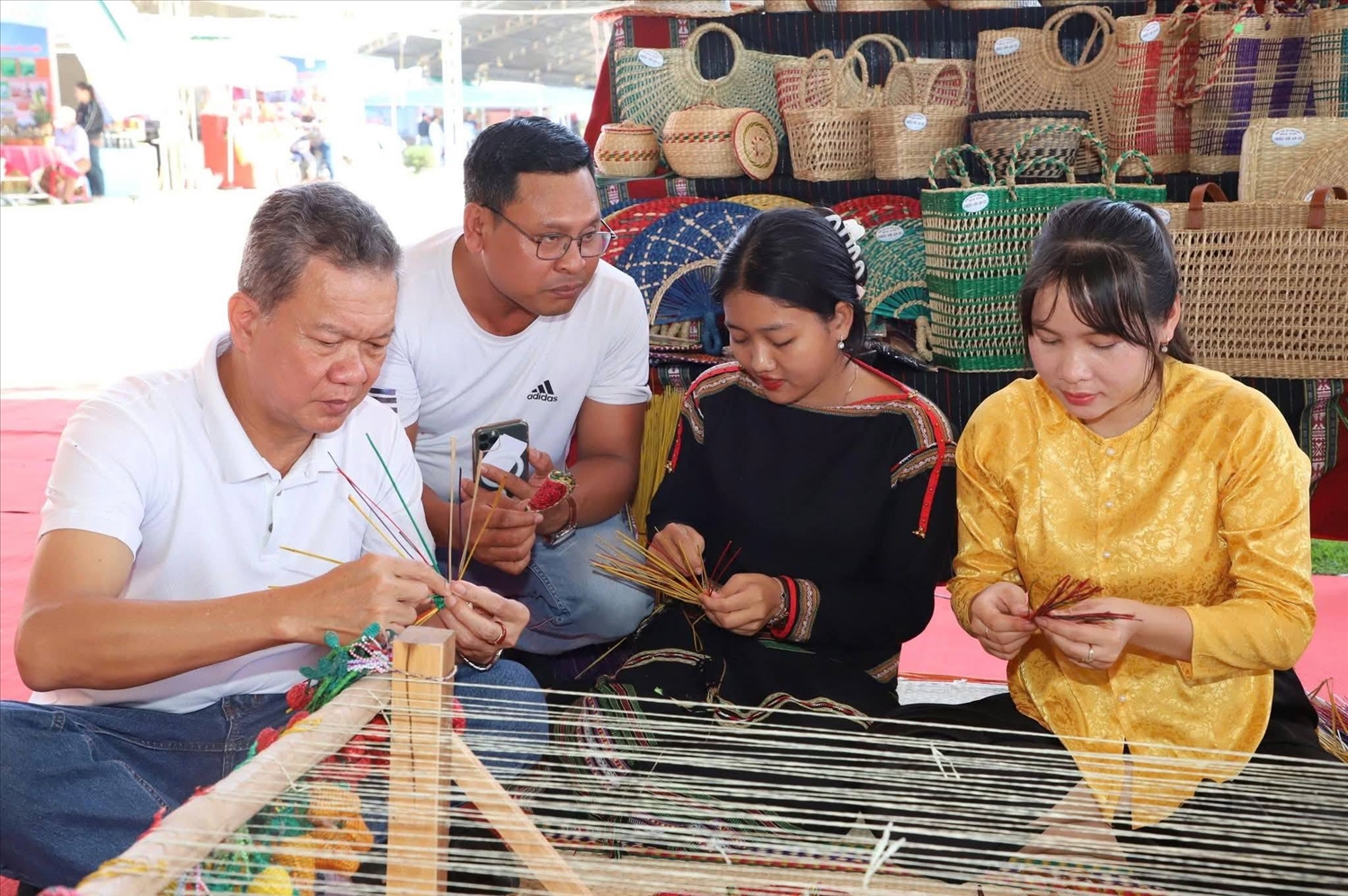 Đến hội chợ du khách còn được tìm hiểu,trải nghiệm nghề dệt chiếu cói