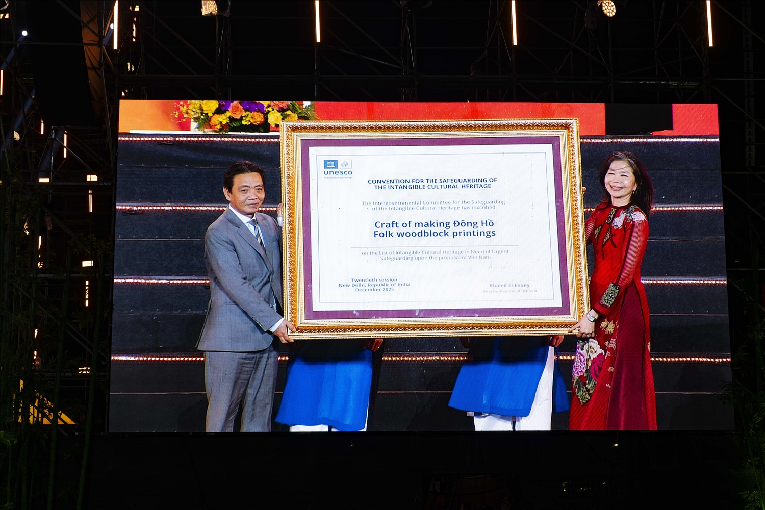 Bà Pauline Tamesis, Điều phối viên thường trú Liên Hợp Quốc tại Việt Nam trao Bằng chứng nhận cho tỉnh Bắc Ninh