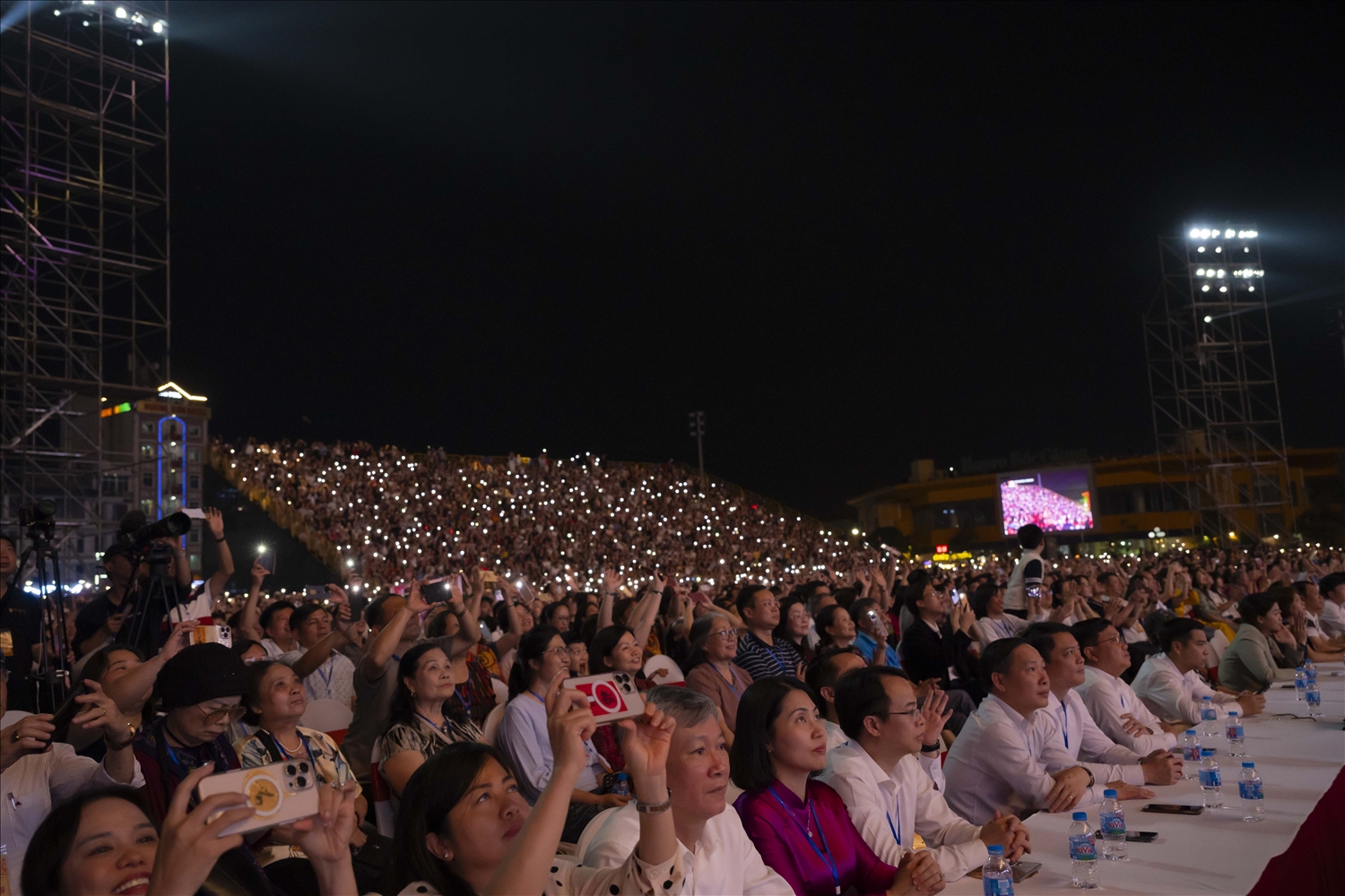 Đông đảo nhân dân và du khách tham dự ngày hội