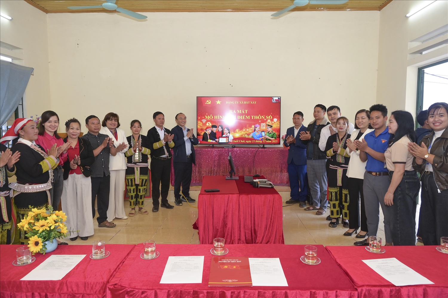 Lễ ra mắt mô hình Thôn số tại Suối Chải (Ảnh Trọng Bảo)