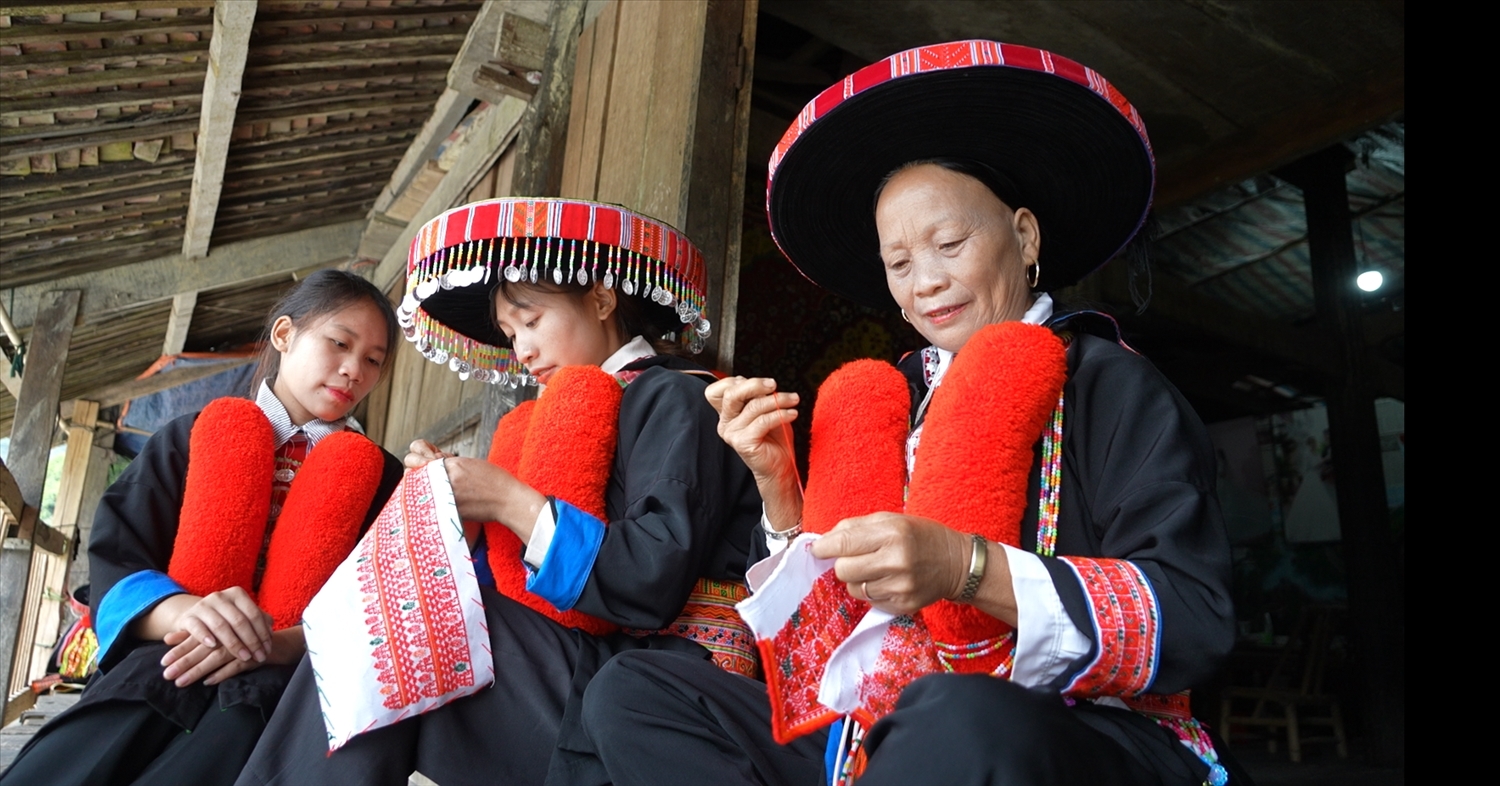Bản sắc văn hoá truyền thống các dân tộc được bảo tồn, gìn giữ