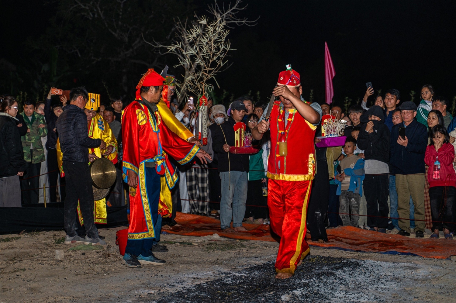 Thầy cúng là người đầu tiên bước chân trần lên con đường than đỏ để mở đường cho người dân