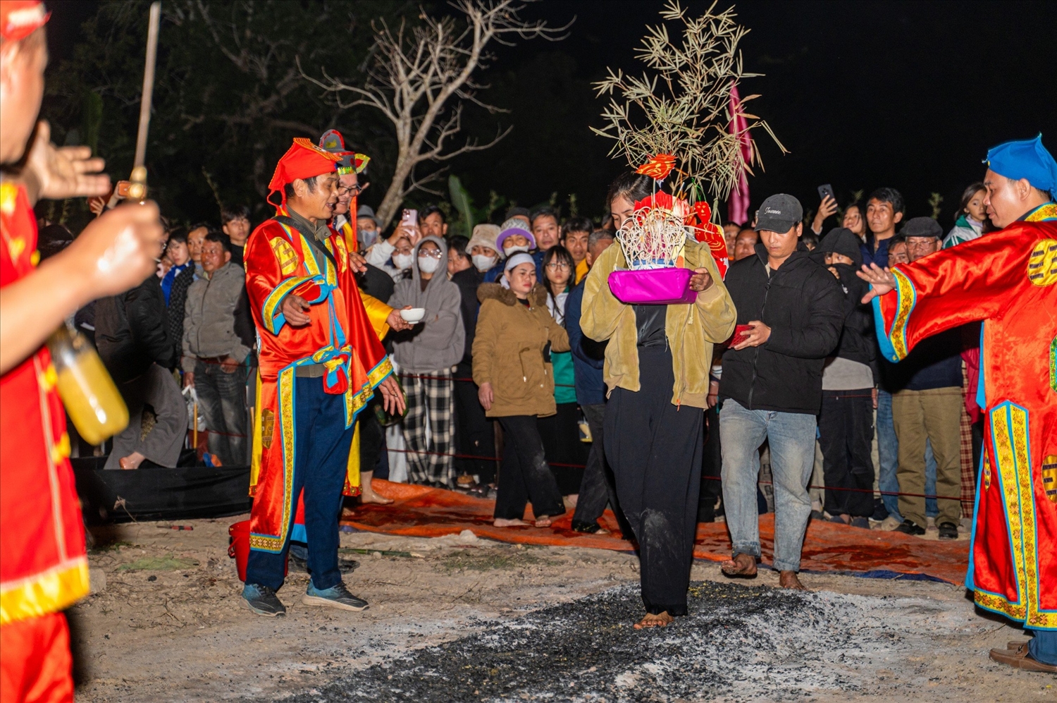 Đối với người Sán Dìu, phong tục lội than không chỉ là một nghi lễ truyền thống mà còn mang ý nghĩa thiêng liêng sâu sắc