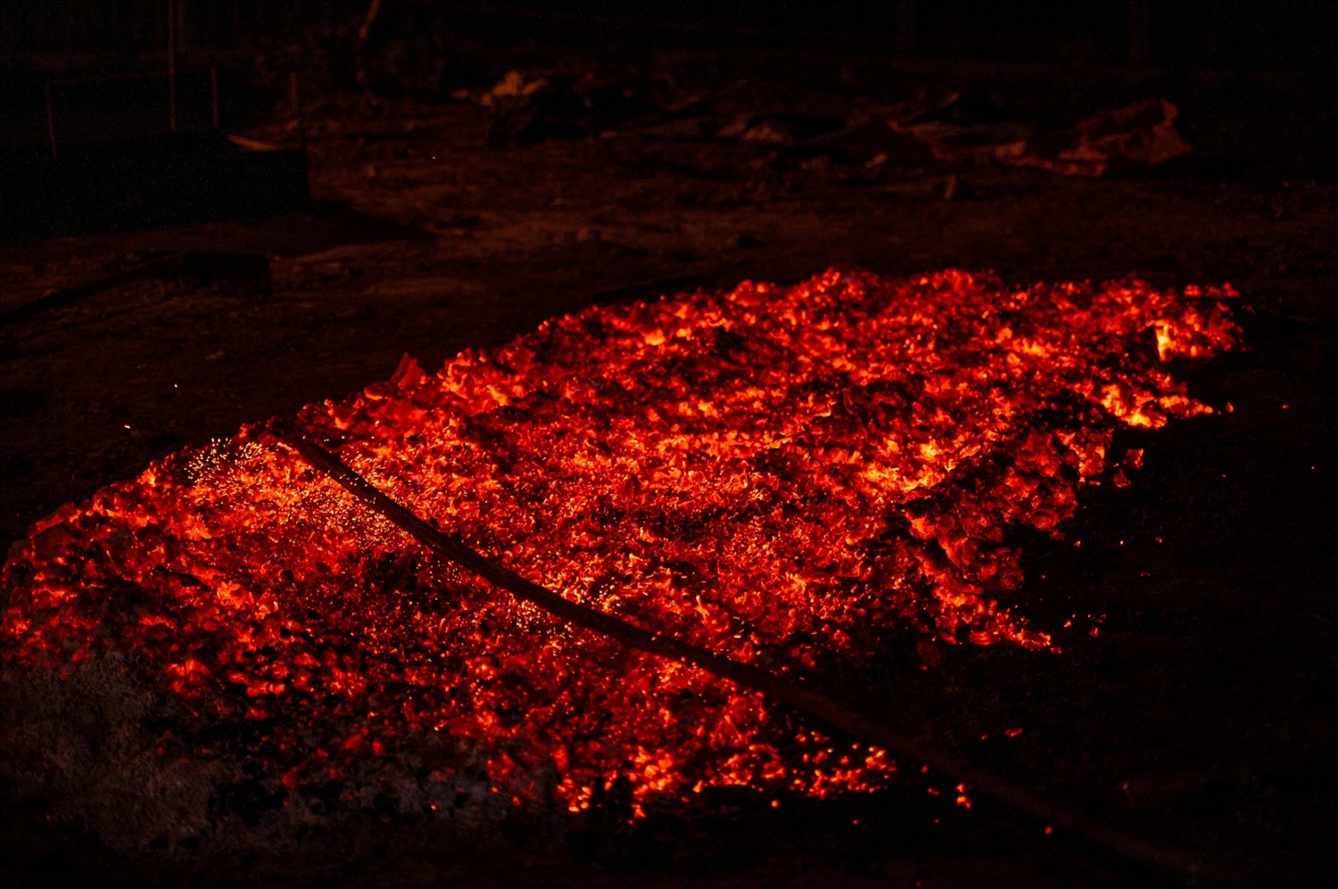 Đống lửa cháy xuống thành than đỏ rực