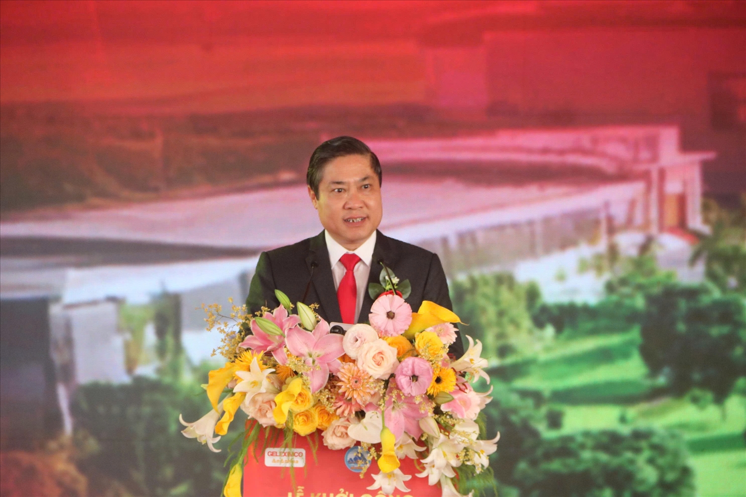 Ông Phan Thái Bình, Phó Chủ tịch UBND TP. Đà Nẵng phát biểu tại lễ khởi công. (Ảnh Huy Trường)