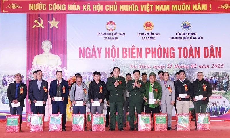 BĐBP Thanh Hóa trao quà cho đại diện Ban Quản lý thôn, bản và người bảo vệ cột mốc tại Ngày hội Biên phòng toàn dân xã Ma Nèo.