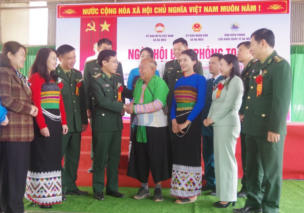 Lãnh đạo Bộ đội Biên phòng Thanh Hóa gặp gỡ, động viên Nhân dân tại Ngày hội Biên phòng toàn dân xã Na Mèo