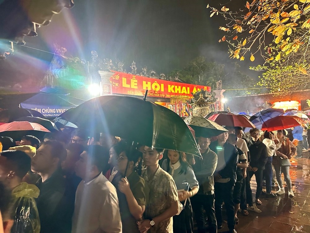 Bất chấp mưa lớn, dòng người vẫn kiên nhẫn xếp hàng chờ nhận ấn lộc đầu xuân.