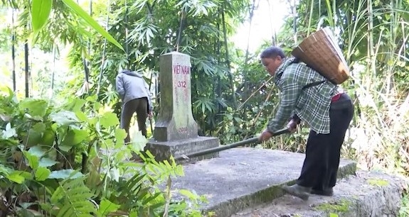 Ông Thao Văn Hơ ở bản Kéo Hượn, xã Pù Nhi phát quang, dọn dẹp khu vực cột mốc 312 trong một lần tuần tra, kiểm tra mốc giới.