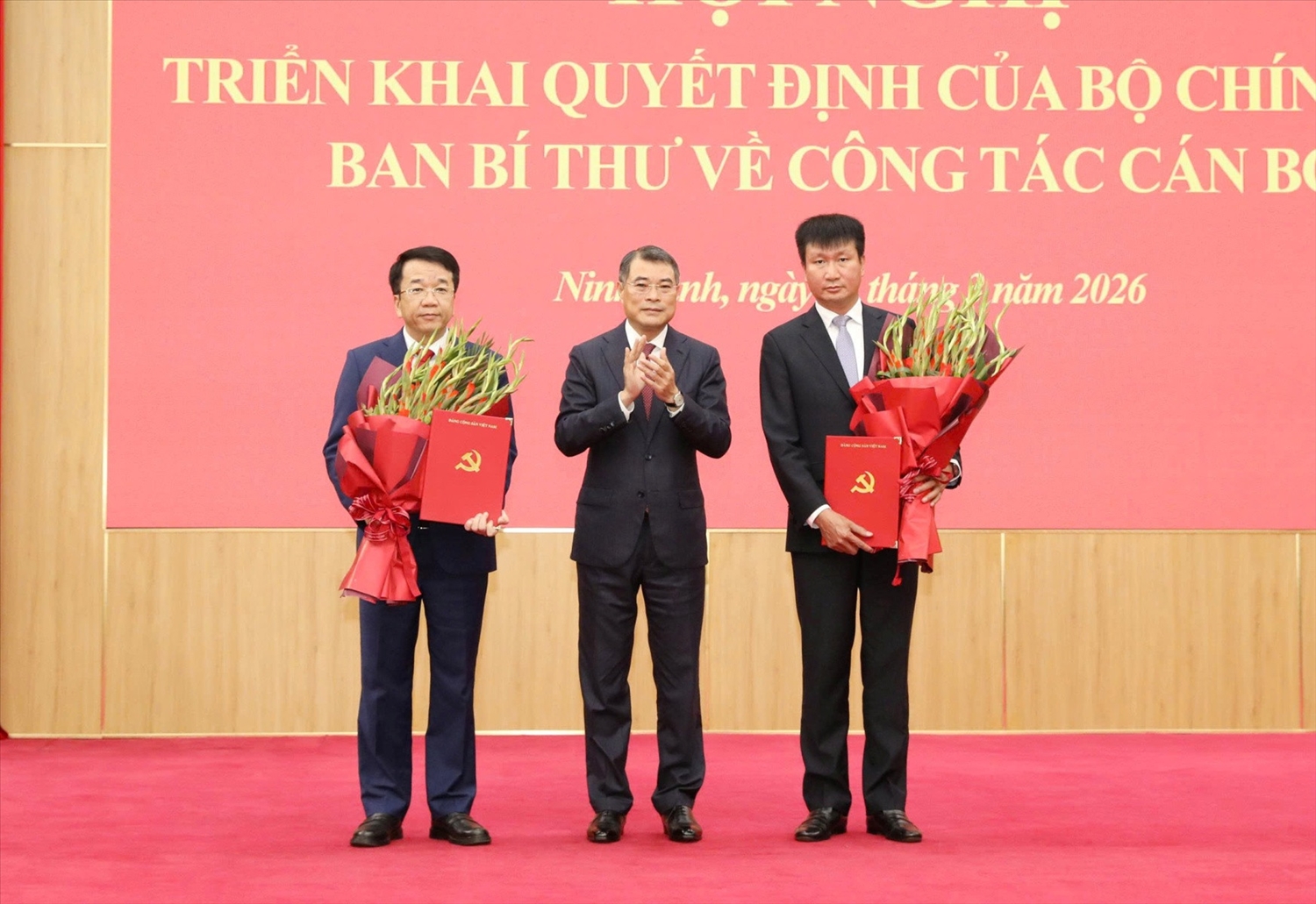 Ông Lê Minh Hưng Trưởng Ban Tổ chức Trung ương tặng hoa chúc mừng ông Trần Huy Tuấn và ông Nguyễn Thanh Bình