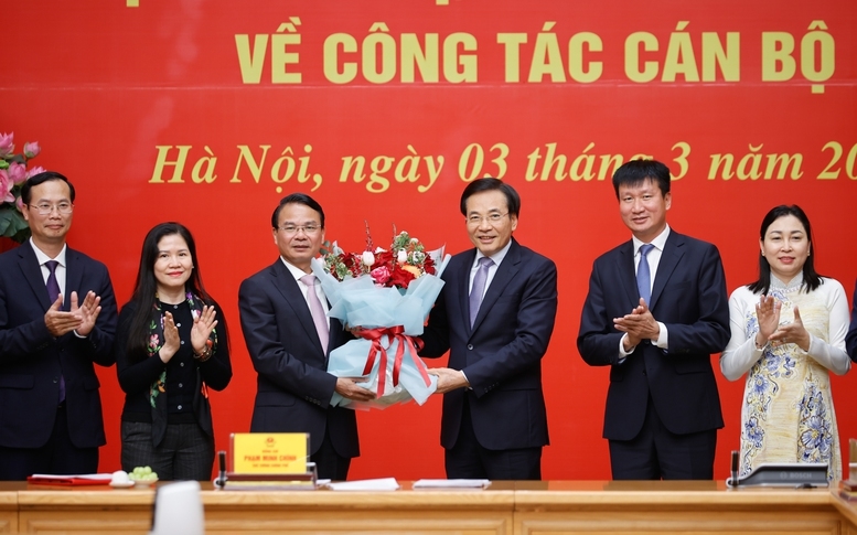 Bộ trưởng, Chủ nhiệm VPCP Trần Văn Sơn tặng hoa chúc mừng đồng chí Đặng Xuân Phong - Ảnh: VGP/Nhật Bắc