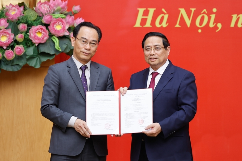 Thủ tướng trao quyết định điều động, bổ nhiệm cho đồng chí Hoàng Minh Sơn - Ảnh: VGP/Nhật Bắc