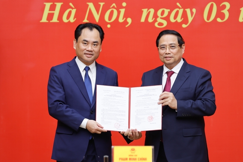 Thủ tướng trao quyết định điều động, bổ nhiệm cho đồng chí Trịnh Việt Hùng - Ảnh: VGP/Nhật Bắc