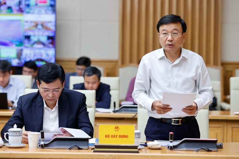 Đại diện Bộ Xây dựng báo cáo tại Phiên họp - Ảnh: VGP/Nhật Bắc