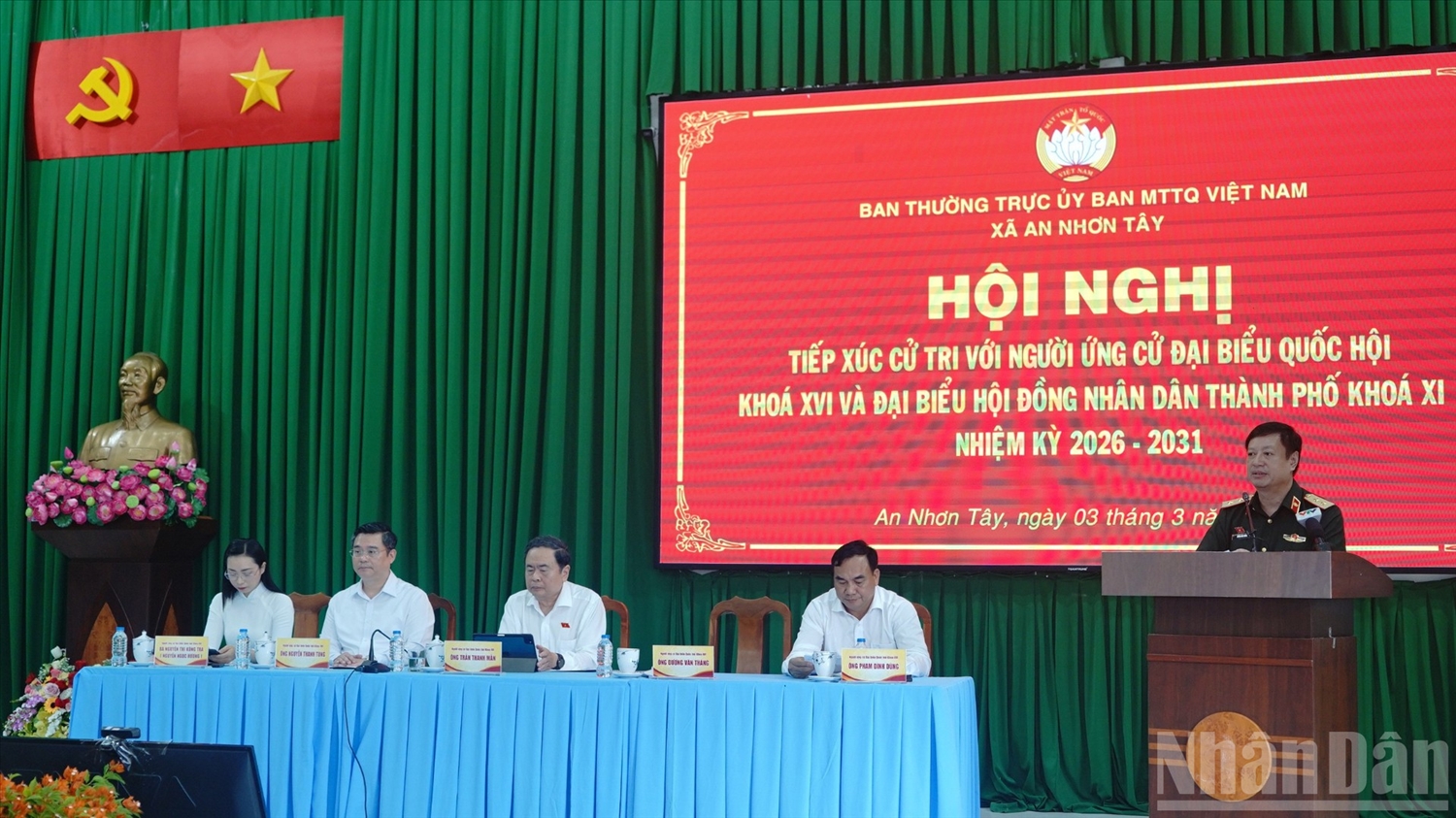 Người ứng cử trình bày chương trình hành động tại hội nghị. (Ảnh: THẾ ANH)