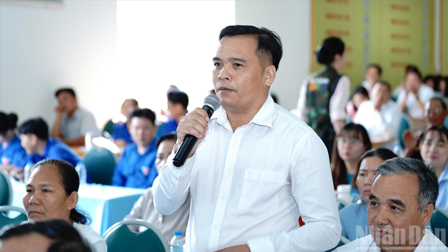 Cử tri kiến nghị với người ứng cử tại hội nghị sáng 3/3. (Ảnh: THẾ ANH)