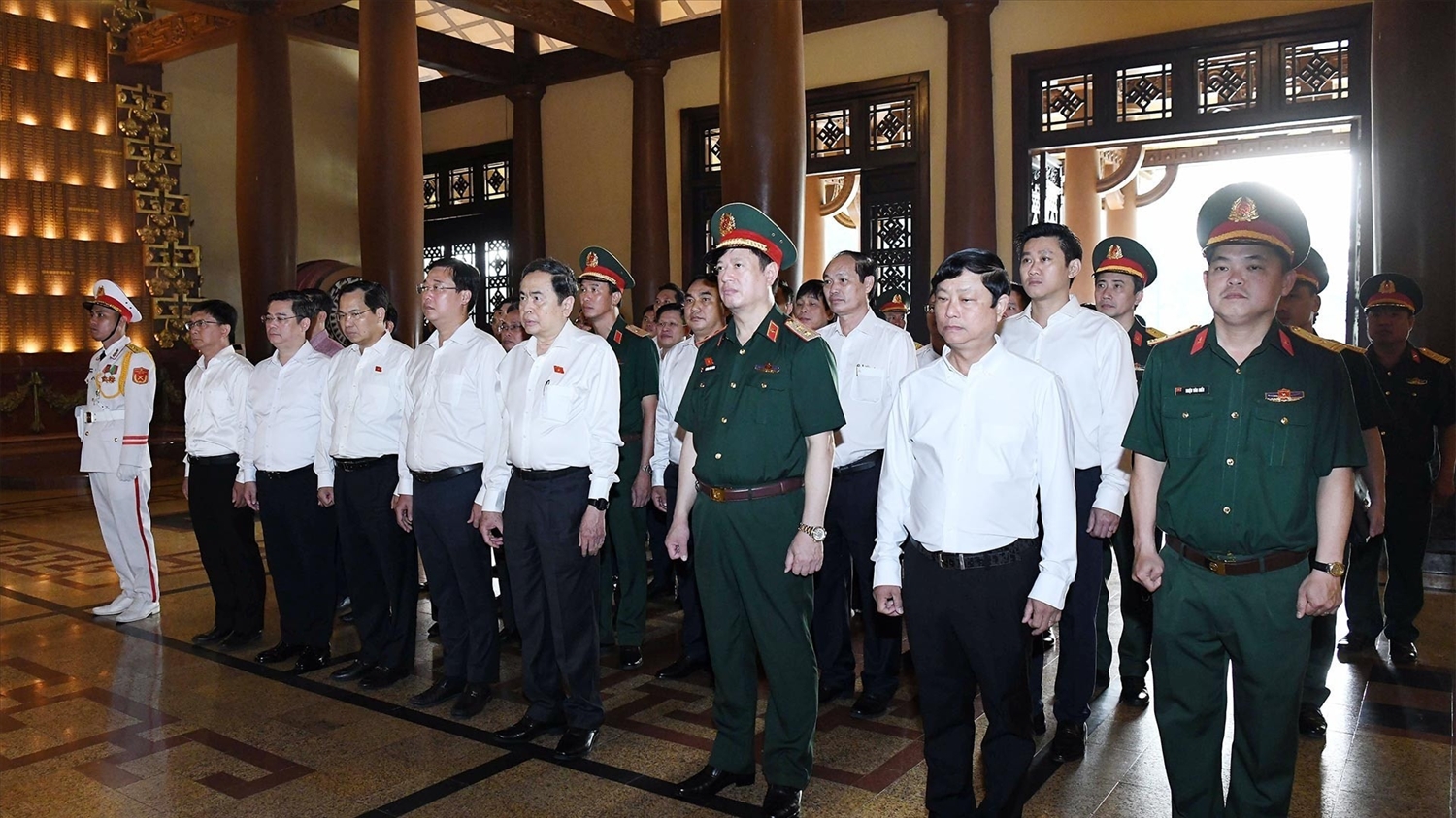 Chủ tịch Quốc hội Trần Thanh Mẫn và Đoàn công tác đã dâng hương, dâng hoa tại Đền tưởng niệm liệt sĩ Bến Dược-Củ Chi.