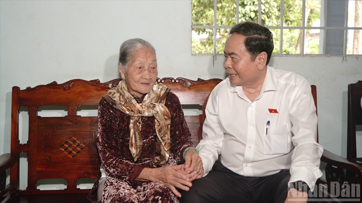 Đồng chí Trần Thanh Mẫn thăm hỏi sức khỏe của Mẹ Việt Nam Anh hùng Nguyễn Thị Hãnh. (Ảnh: THẾ ANH)