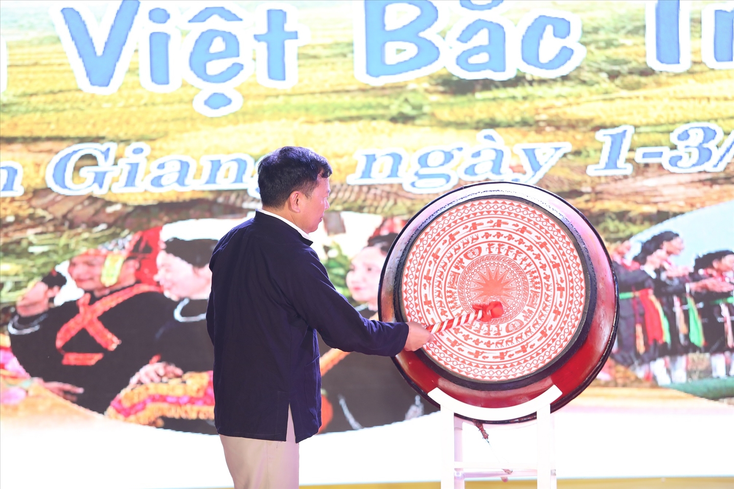 : Chủ tịch UBND xã Tam Giang Lê Ký Sự đánh trống khai hội