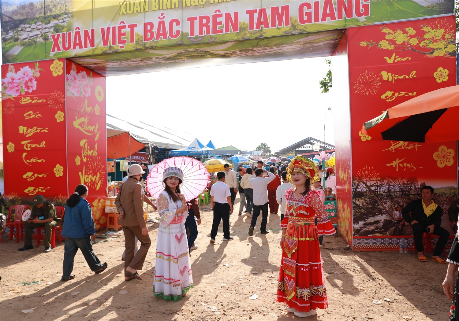 Đông đảo người dân và du khách đến với lễ hội