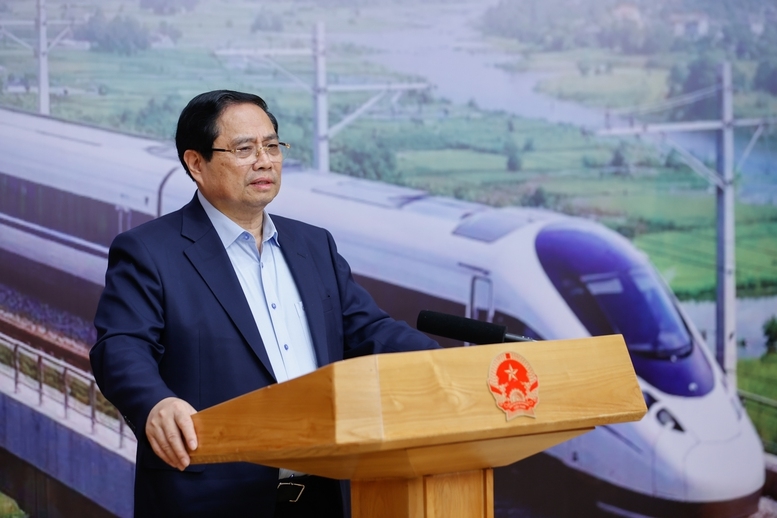 Thủ tướng yêu cầu các cơ quan chủ quản, ban quản lý dự án, các đơn vị tư vấn, các nhà thầu và nhất là các thành viên Ban Chỉ đạo cần tiếp tục nỗ lực, cố gắng, nâng cao tinh thần trách nhiệm trong triển khai các nhiệm vụ được giao - Ảnh: VGP/Nhật Bắc