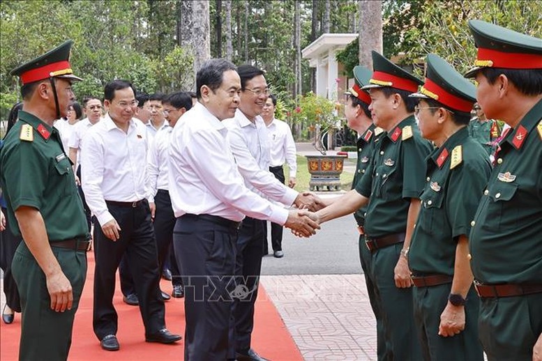 Ủy viên Bộ Chính trị, Chủ tịch Quốc hội Trần Thanh Mẫn thăm, làm việc với Sư đoàn 9, Quân đoàn 34 - Ảnh: TTXVN