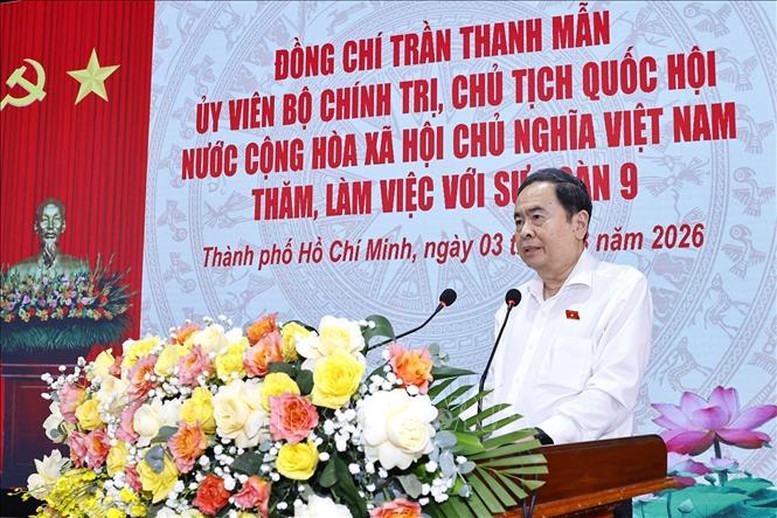 Chủ tịch Quốc hội đánh giá cao việc Sư đoàn đặc biệt quan tâm công tác xây dựng đơn vị vững mạnh về chính trị, yếu tố quyết định để nâng cao chất lượng tổng hợp, sức mạnh chiến đấu - Ảnh: TTXVN