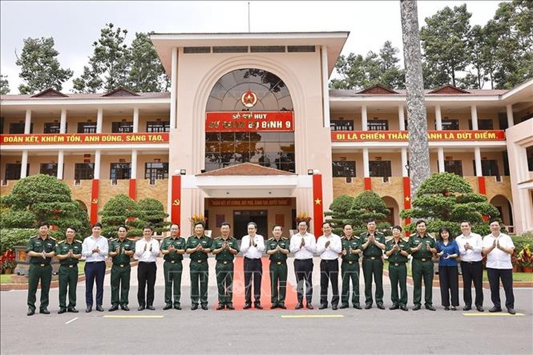 Ủy viên Bộ Chính trị, Chủ tịch Quốc hội Trần Thanh Mẫn và các đại biểu cùng lãnh đạo, chỉ huy Sư đoàn 9, Quân đoàn 34 - Ảnh: TTXVN