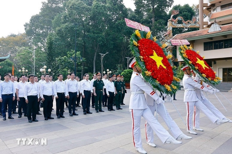 Chủ tịch Quốc hội Trần Thanh Mẫn và Đoàn công tác dâng hoa, dâng hương tại Đền Tưởng niệm Liệt sĩ Bến Dược - Ảnh: TTXVN